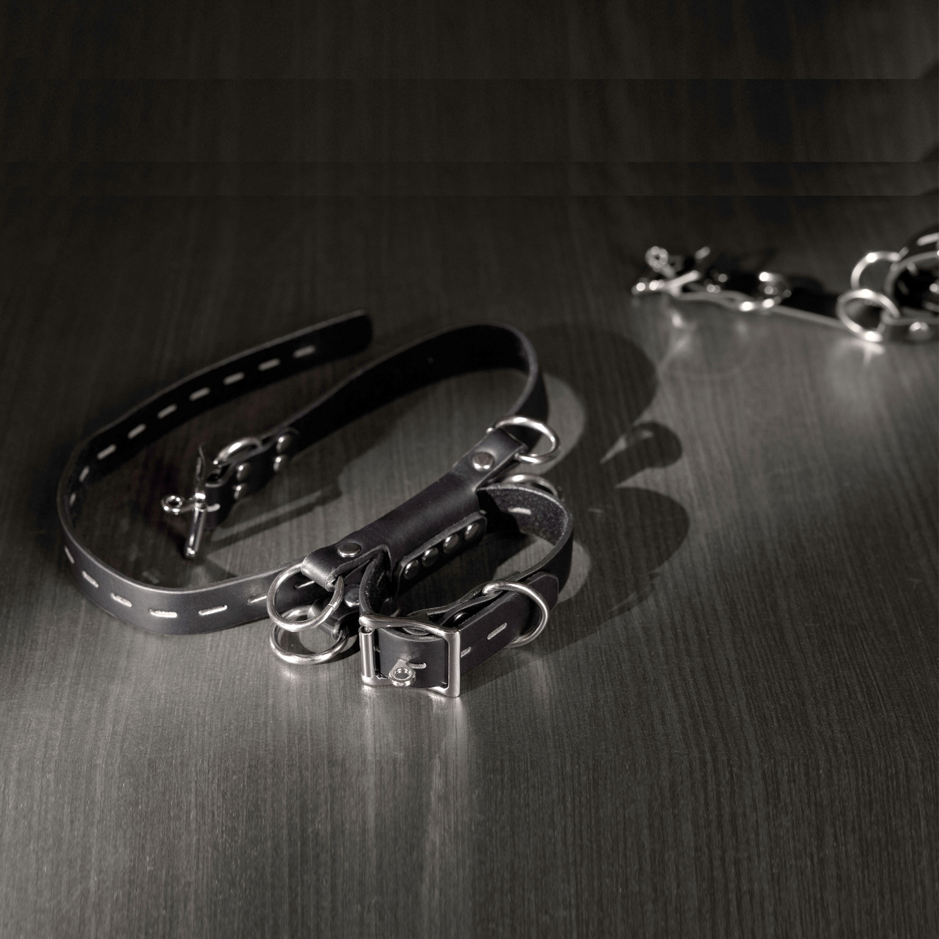 Menottes Pour Chevilles Style Militaire - Jeu SM & Bondage Par OUCH - Neuf, Unisexe